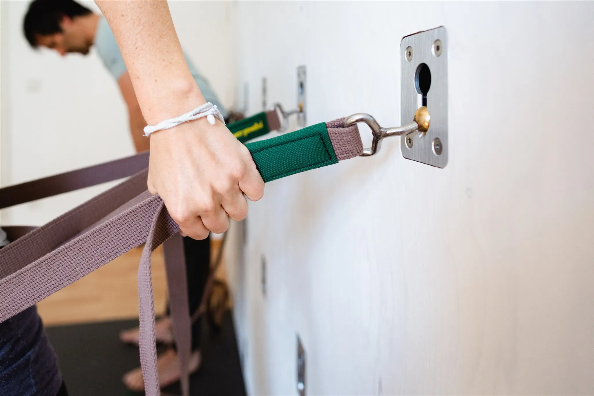 Schülerin beim Üben mit dem Yoga Wall™ System