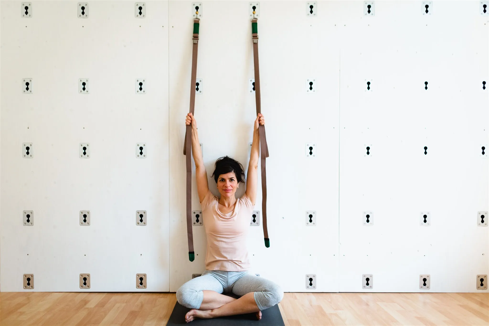 Yoga-Wall™ Gurt-System an der Wand des Übungsraums